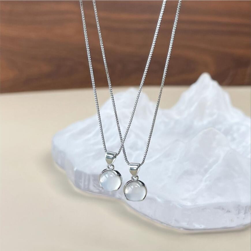 Women's Korean-style Simple Oval Pendant Necklace