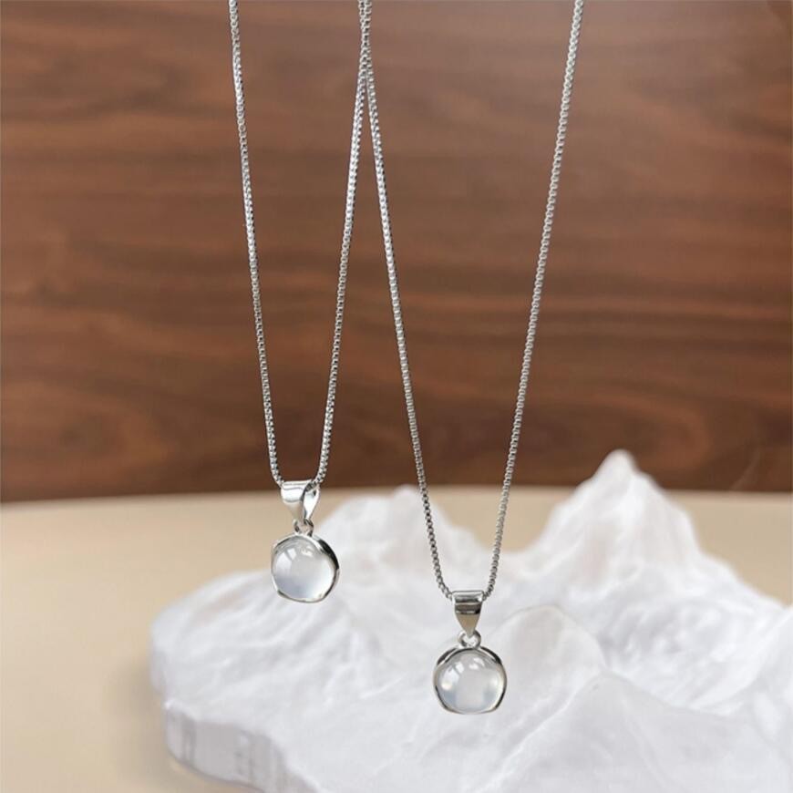 Women's Korean-style Simple Oval Pendant Necklace