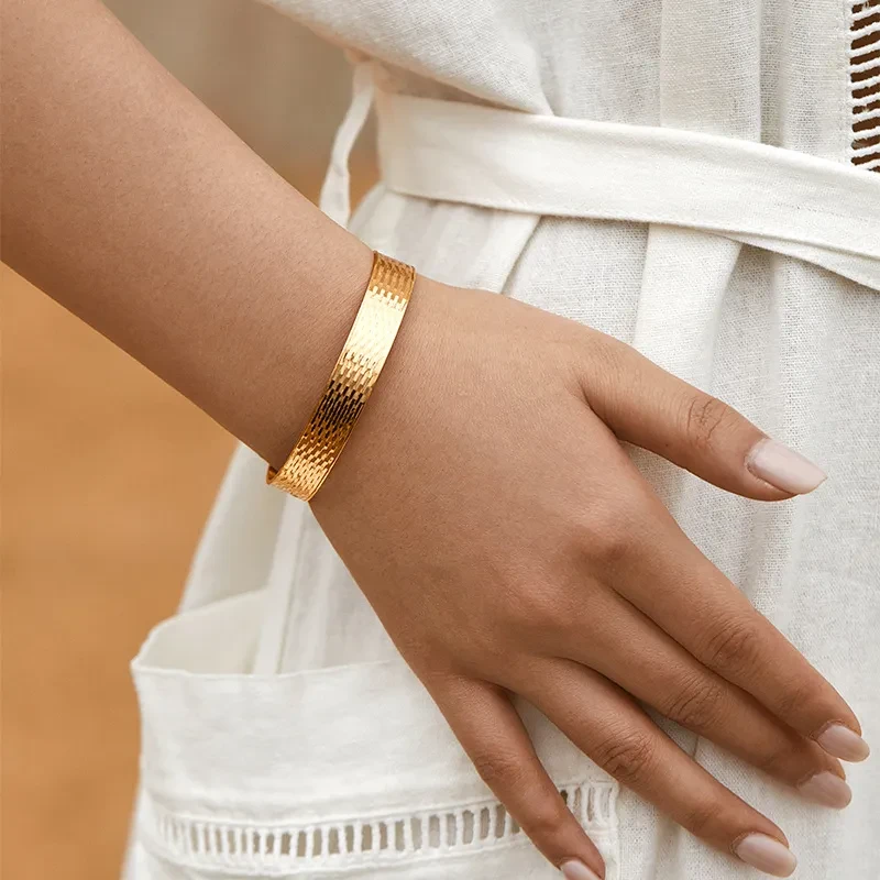 Women's Wide-brimmed Metal Feel Fashion Bracelet