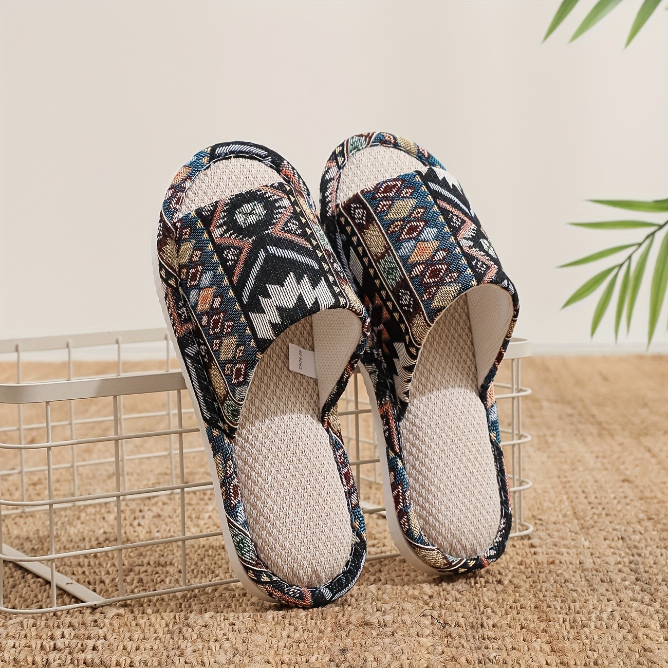 QEEDUOOF Tribal Pattern Slip-On Slippers