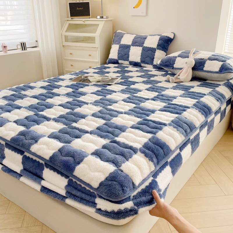 Checkerboard Warm Plush Mattress Cover