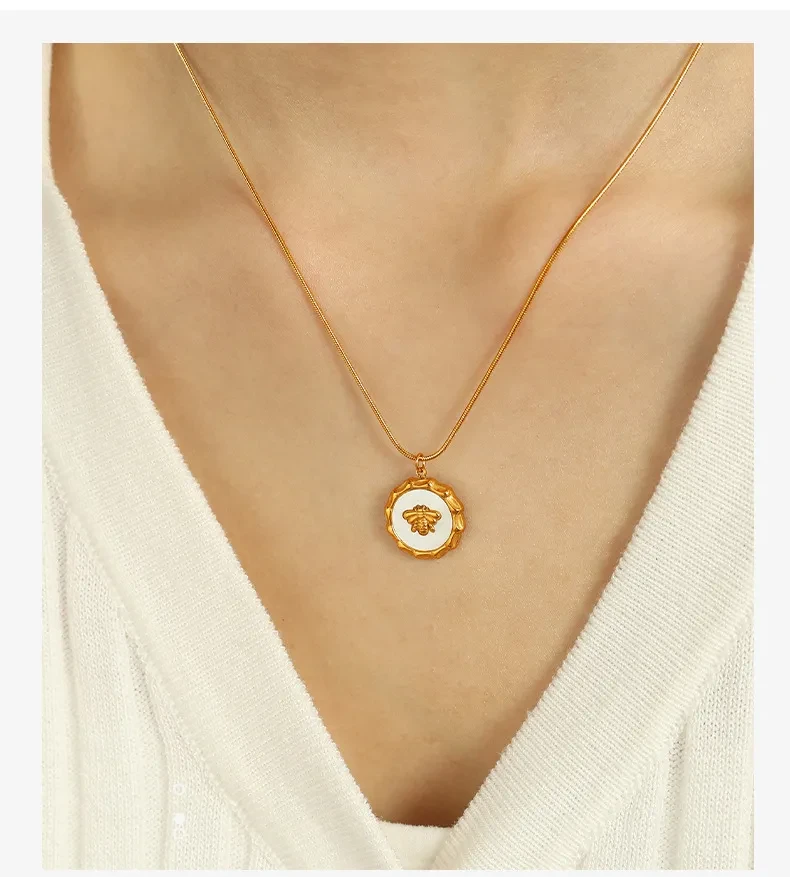 Bee Shell Minimalist Style Necklace Ear