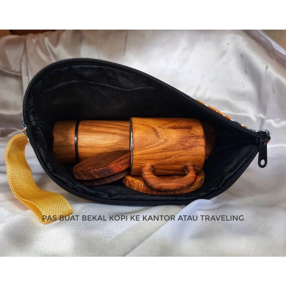 Aesthetic thermos and cup set made of teak wood coated with stainless steel