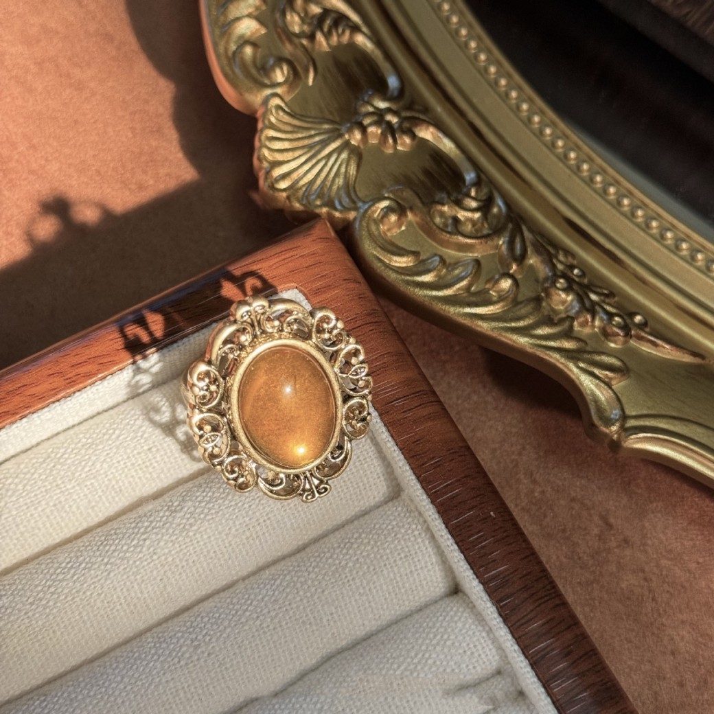 Retro Glass Maillard Light Luxury Ring