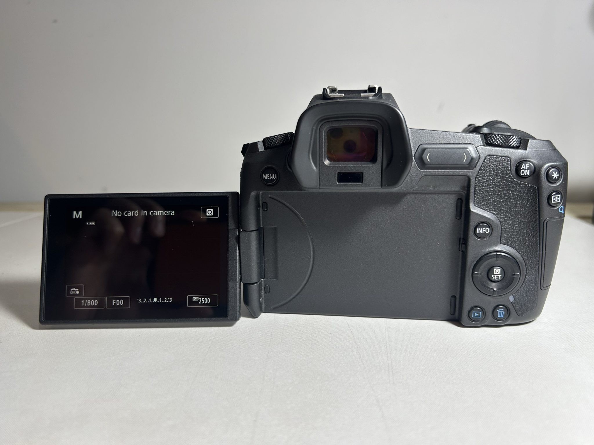 Canon EOS R and RF 24-105mm F4 L IS USM KIT with Accessories