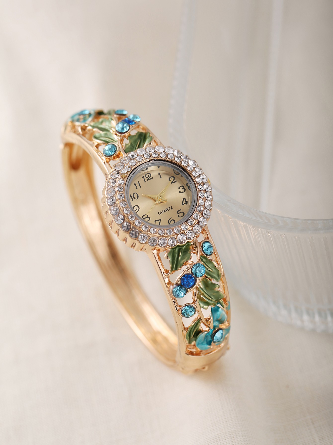 Womens New Retro Light Luxury Rare Quartz Bracelet Watch