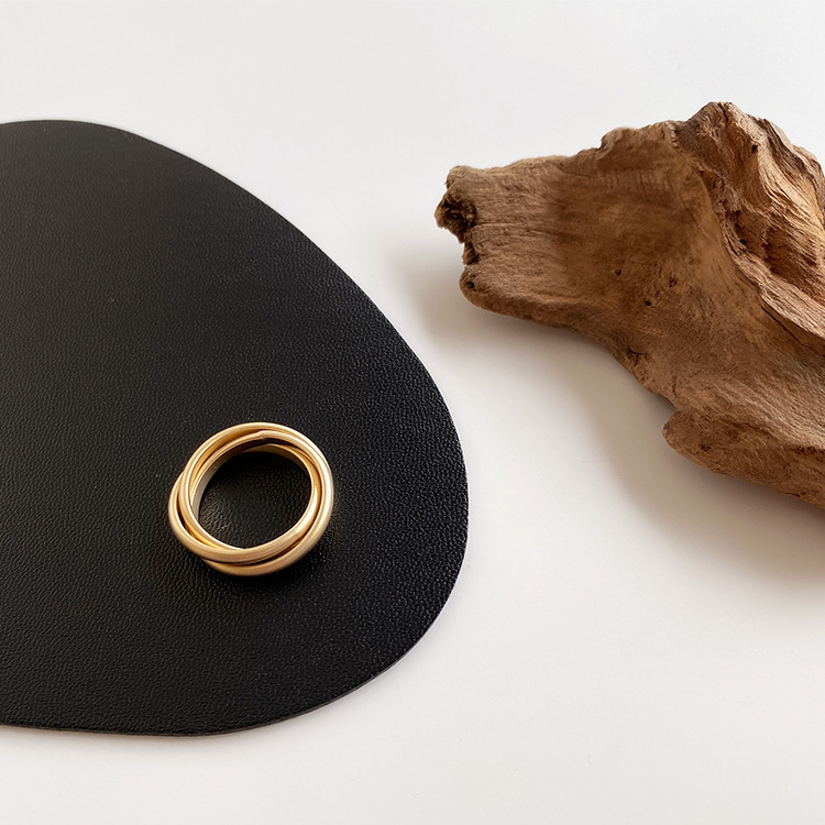 Multi-ring interlaced metal ring