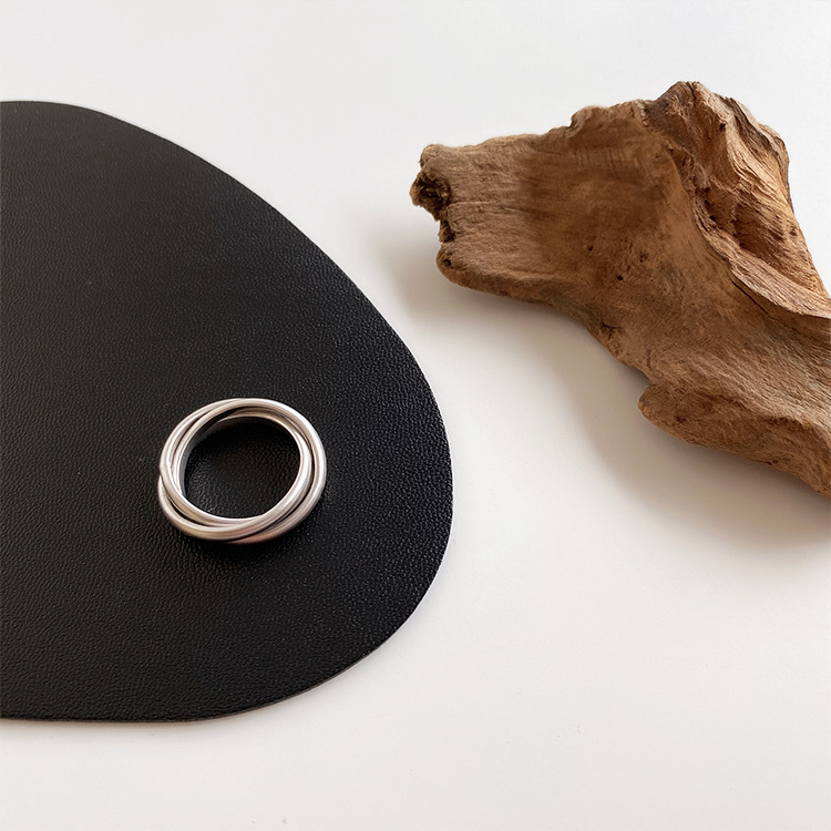 Multi-ring interlaced metal ring