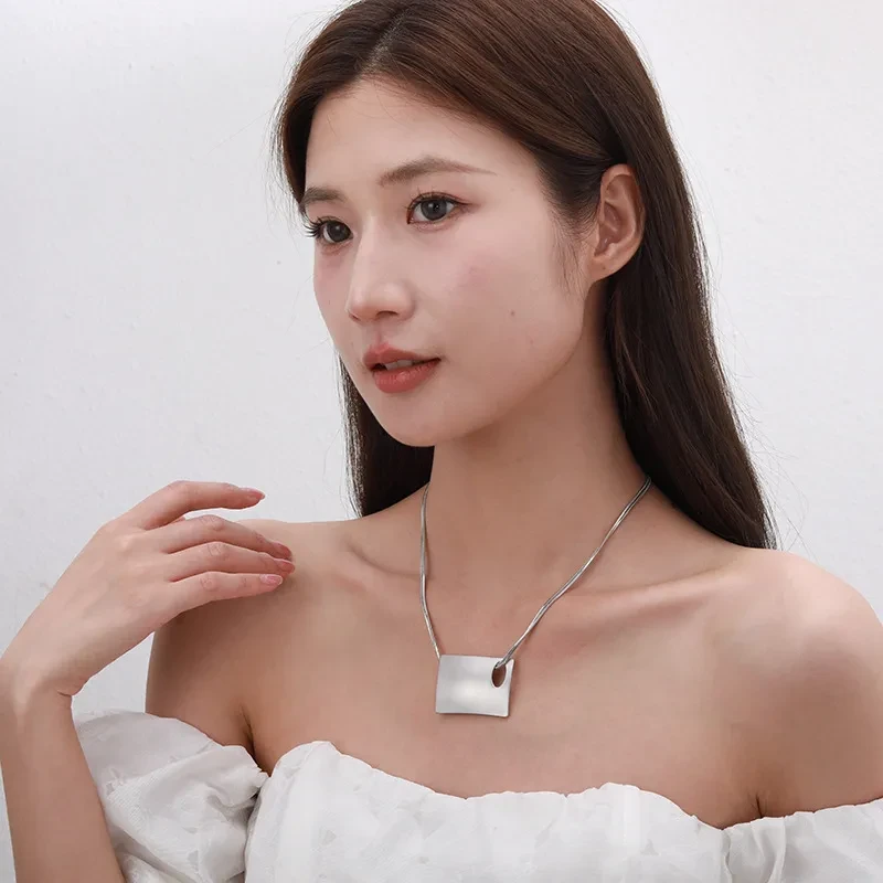 Design Sense Square Hollow Clavicle Chain Lady