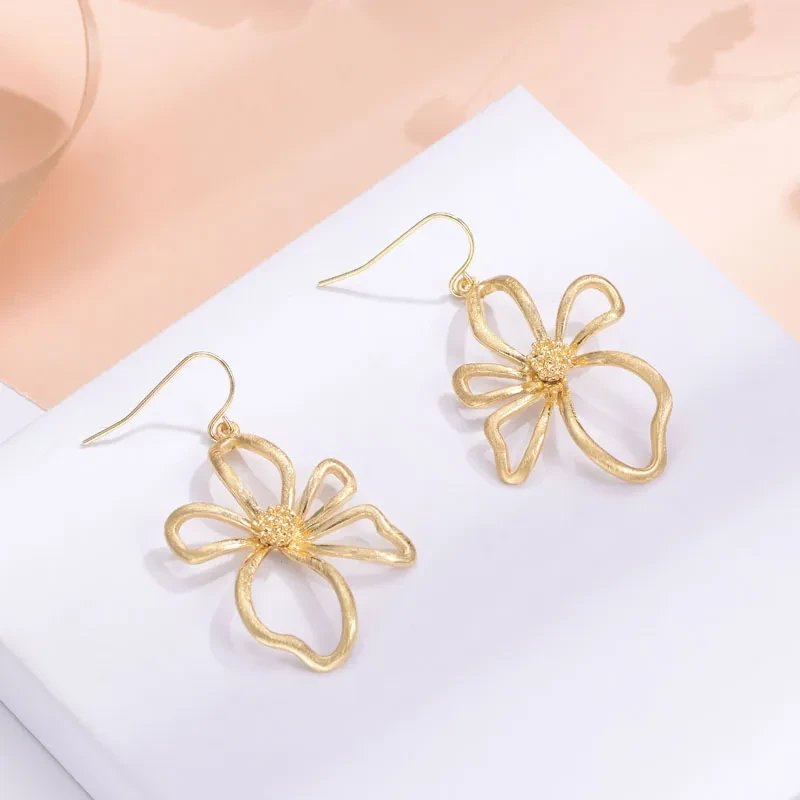 Asymmetric Fashion Simple Metal Earrings