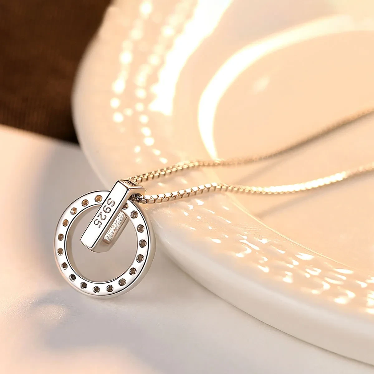 Minimalist round pendant necklace