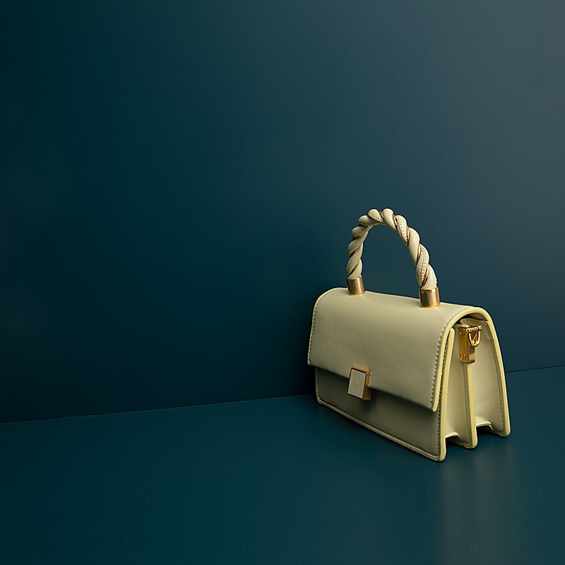 Niche Design Leather Hand-Held One-Shoulder Messenger Bag