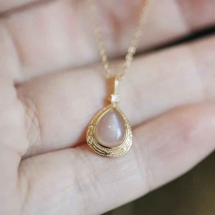 Fashion Drop Shaped Pendant Necklace