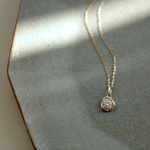 Rose Shaped Pendant With Glittering Flower Temperament