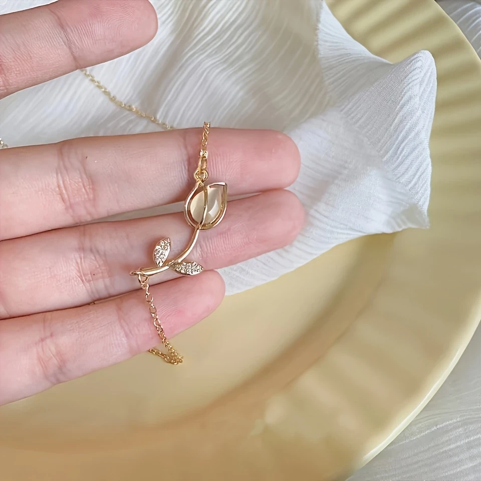 A Minimalist Luxury Tulip Necklace for Women Perfect for Everyday Wear