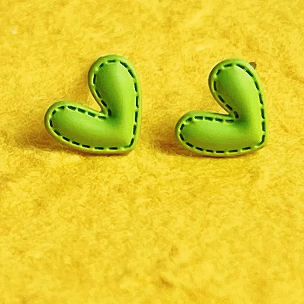 Dopamine Stereoscopic Peppermint Mambo Green Heart Ear Nails