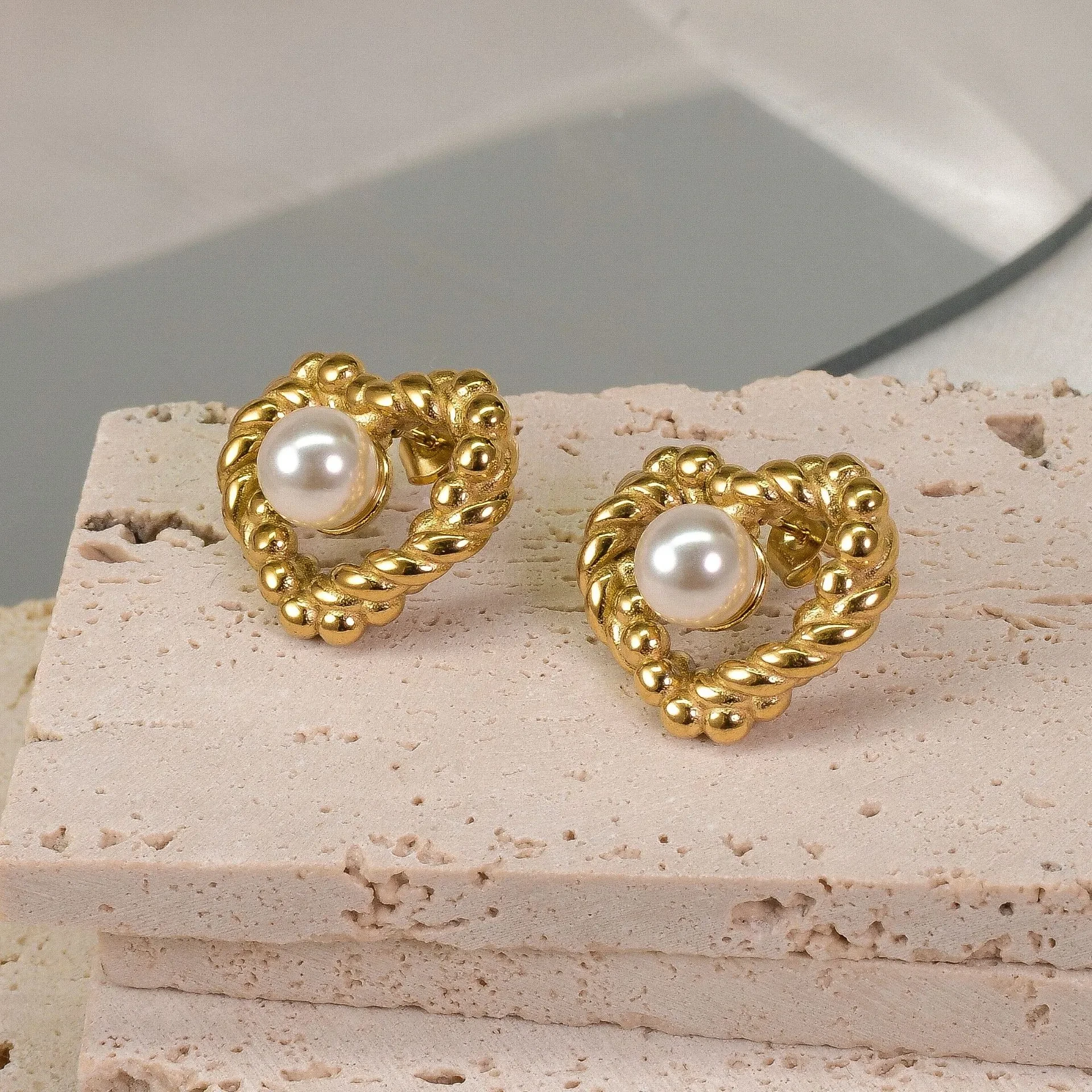 18K Fashion Retro Twist Pearl Heart-shaped Ear Studs