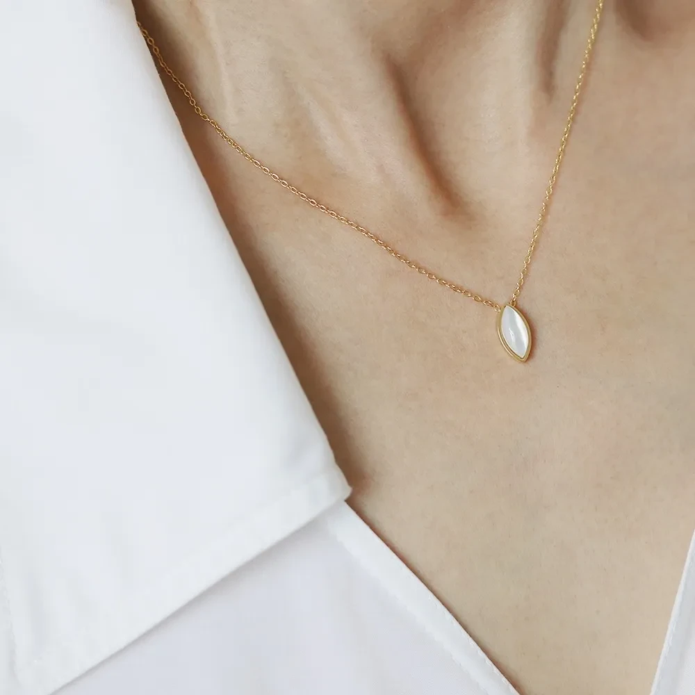 Women's Fashionable Olive-shaped White Shell Pendant Necklace