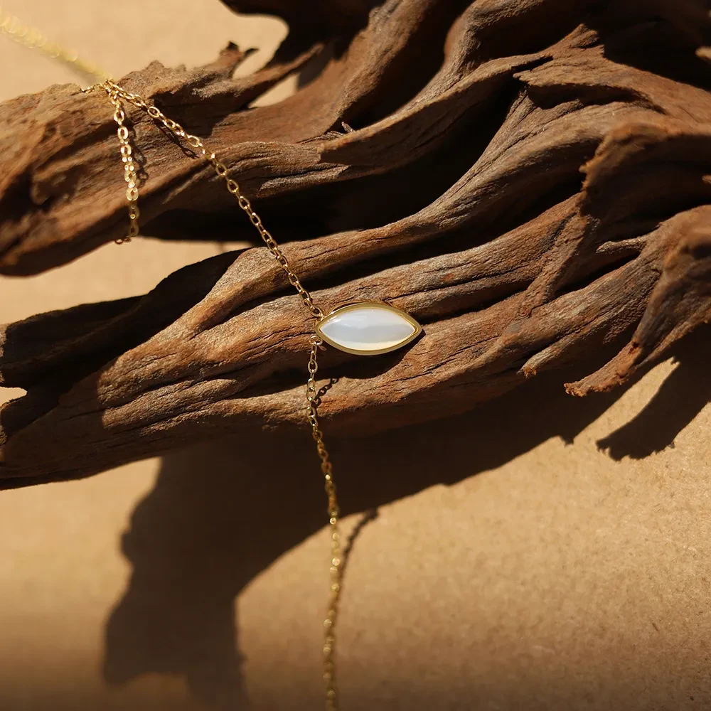 Women's Fashionable Olive-shaped White Shell Pendant Necklace