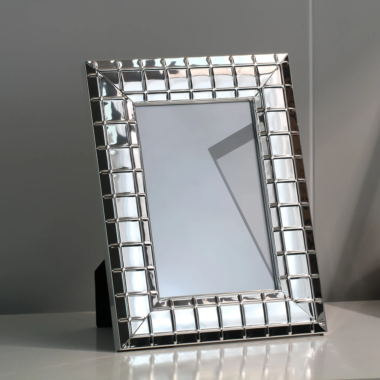 6-inch and 7-inch European-style High-end Exquisite Metal Iron Photo Frames with Stands  Silvery Framed Luxury Glass Photo Frame for Portraits & Landscapes, Perfect for Festival Gifts & Precious Photo Memories