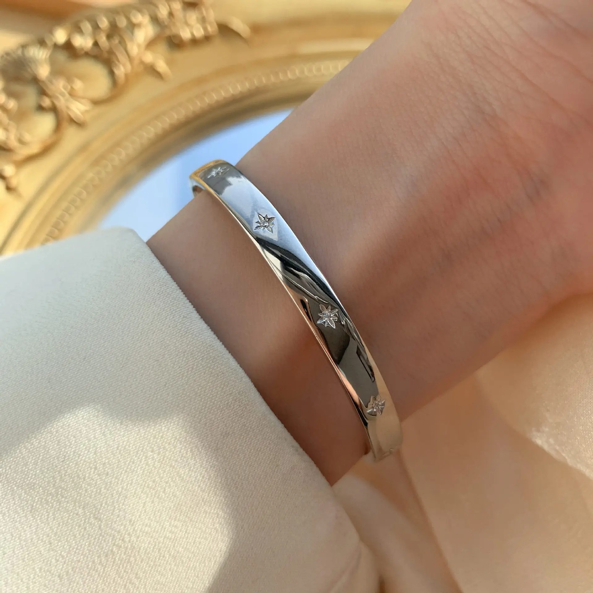 ANENJERY Smooth Shiny Star Bracelet Bangles